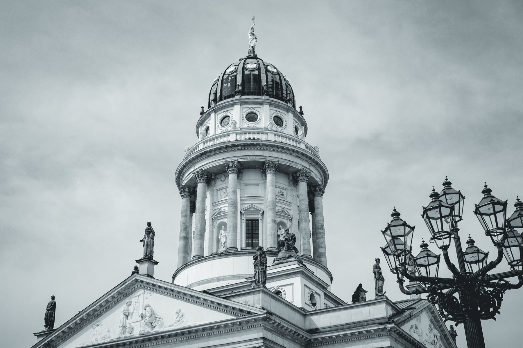 Una farola histórica de Berlín acompaña a la cúpula en un encuadre apaisado y sereno.