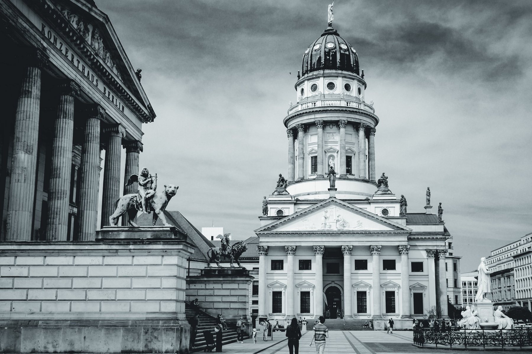 Las columnas de la Konzerthaus Berlin a un lado y la torre de la cúpula al fondo, en formato apaisado.
