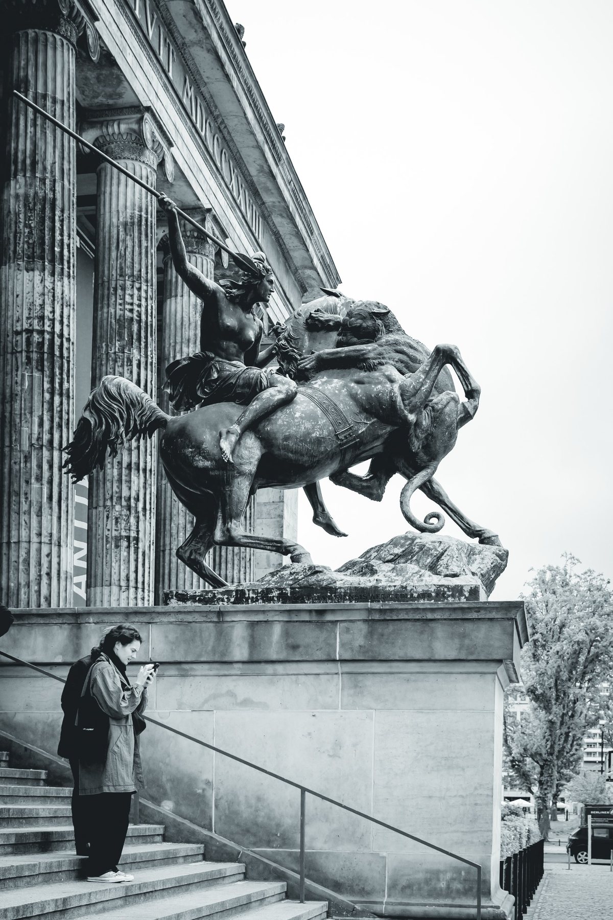 El bronce de la amazona a caballo frente al Altes Museum, y una visitante absorta en su móvil.