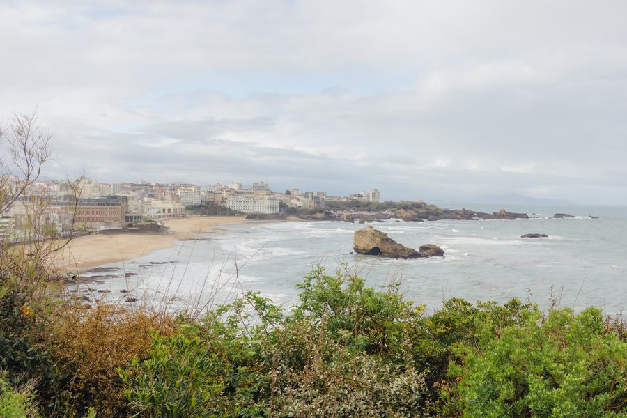 La bahía de Biarritz desde lo alto: la Grande Plage, el Hôtel du Palais y el casino, con el mar revuelto.