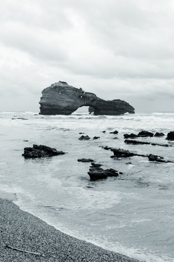 La orilla de grava y las rocas sueltas frente a la Roche Percée.
