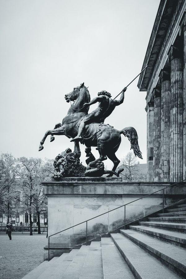 El jinete con lanza del Altes Museum, en pleno salto sobre la escalinata.