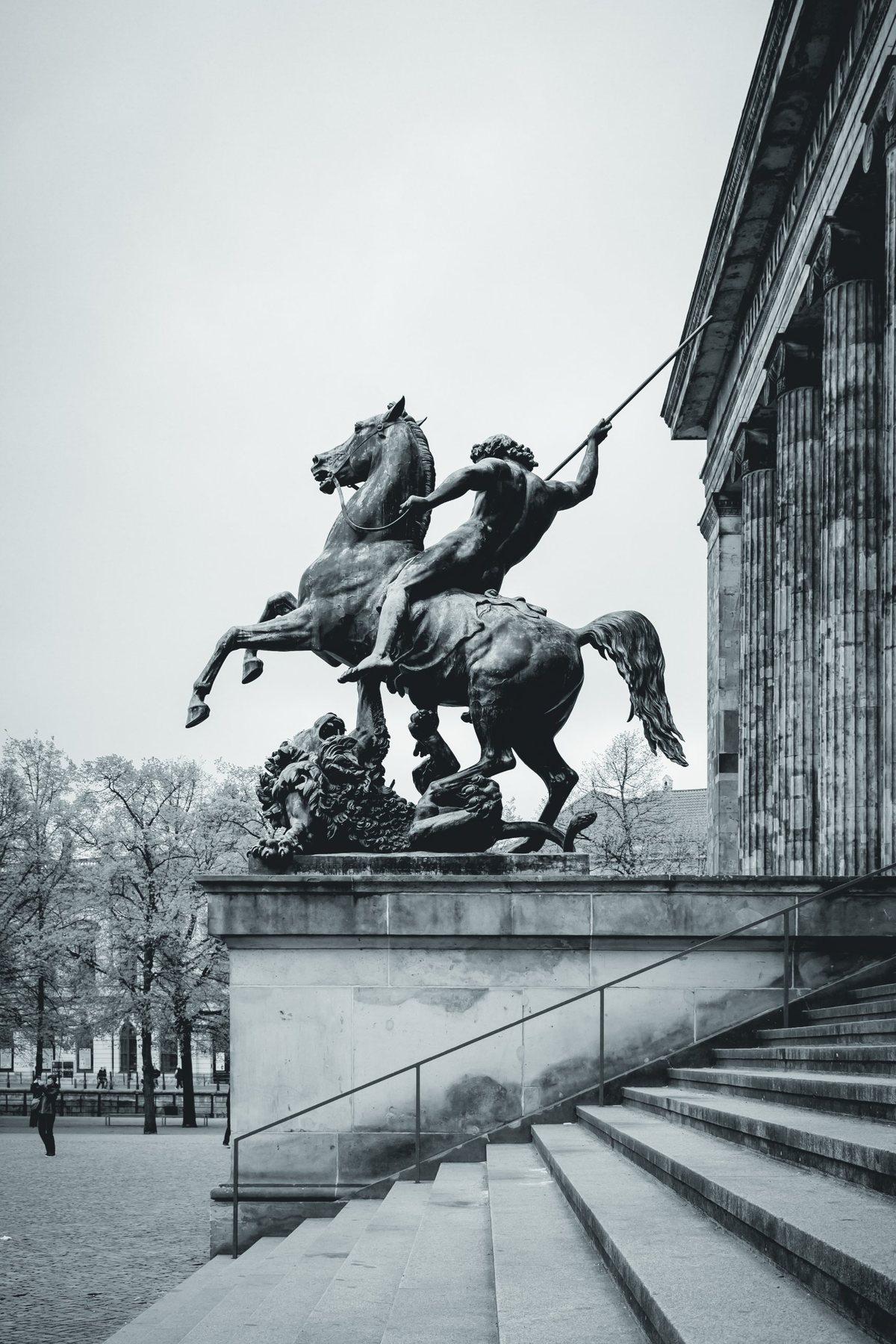 El jinete con lanza del Altes Museum, en pleno salto sobre la escalinata.